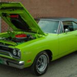 El Road Runner apostó por la fórmula más pura: potencia sin adornos. Con un V8 383 de serie y un enfoque sencillo, ofrecía músculo accesible. Su carácter directo y su famosa bocina lo mantienen como uno de los muscle cars más auténticos y redescubiertos.