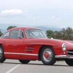 El 300SL introdujo la sofisticación europea con sus icónicas puertas de ala de gaviota y su avanzada inyección mecánica Bosch. Su chasis tubular obligó a ese diseño único. Con una velocidad máxima cercana a los 260 km/h, fue el coche de producción más rápido de su tiempo.