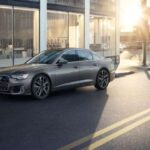 El A6 suma más espacio y una suspensión aún más confortable. Las plazas traseras ganan en amplitud, ideal para viajar con familia o amigos.
El Virtual Cockpit opcional muestra información clara frente al conductor, manteniendo una experiencia tranquila y sofisticada.