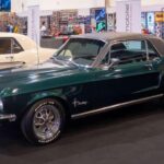 El Ford Mustang es otro de esos coches que enamoran a primera vista, especialmente por su historia y su poderoso motor. Sin embargo, con el tiempo, los propietarios se dan cuenta de que su consumo de combustible es excesivo, y su interior es más pequeño de lo que esperaban. Aunque es una experiencia emocionante al volante, el Mustang no es el vehículo más práctico para uso diario. El precio de la gasolina, los costos de mantenimiento y el espacio limitado hacen que muchos propietarios busquen una alternativa más eficiente y funcional, deshaciéndose del Mustang más rápido de lo que pensaban.
