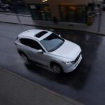 Aunque Mazda no siempre recibe el reconocimiento que merece por su fiabilidad, el Mazda CX-5 es una de las mejores opciones en el mercado cuando se trata de SUV compactos duraderos. Su motor 2.5 litros atmosférico es simple y confiable, lo que le otorga una gran longevidad. Además, Mazda ha puesto un fuerte énfasis en la prevención de óxido y en la calidad de fabricación, lo que asegura que el CX-5 mantenga su aspecto y rendimiento a lo largo del tiempo. Además, este SUV es divertido de conducir, lo que añade un toque de disfrute incluso después de muchos años de uso. Si buscas un SUV que te ofrezca fiabilidad y emoción, el Mazda CX-5 es una excelente elección.