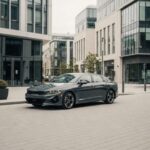 El Kia K5 ha sorprendido a muchos, superando incluso al Toyota Camry en términos de confiabilidad. Con un diseño moderno, una conducción cómoda y una construcción sólida, este sedán ha ganado popularidad por su tecnología avanzada y eficiencia. Aunque algunos conductores mencionan que los componentes del motor turbo pueden generar algunas preocupaciones, el K5 generalmente se comporta como un coche confiable y fácil de mantener, lo que lo convierte en una excelente opción para aquellos que buscan algo moderno sin sacrificar la durabilidad.