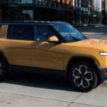 El Rivian R1S 2023 es un SUV completamente eléctrico que se lleva la palma en cuanto a capacidades off-road gracias a su sistema AWD de cuatro motores. Este SUV no solo es rápido (0-100 km/h en 3 segundos), sino que también es altamente eficiente en terrenos difíciles. Con capacidades de manejo en agua, barro, arena y rocas, el R1S es ideal para los entusiastas de los deportes de aventura que buscan un vehículo que ofrezca gran tracción y estabilidad en condiciones extremas. Su sistema de suspensión de aire también asegura un viaje cómodo, incluso en superficies irregulares.