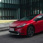 El Toyota Prius sigue siendo uno de los vehículos híbridos más asequibles para mantener a lo largo de los años. Según CarEdge, el Prius requiere un promedio de $4,360 en mantenimiento y reparaciones durante sus primeros 10 años, lo que es $515 menos que el promedio de otros modelos hatchback populares. Además de su bajo costo de mantenimiento, el Prius ofrece una gran eficiencia de combustible y una fiabilidad comprobada, convirtiéndolo en el híbrido más accesible para quienes desean reducir al mínimo sus gastos a largo plazo.