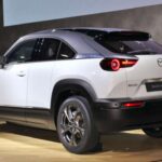 El Mazda MX-30 fue una propuesta diferente dentro del mundo eléctrico. Con una batería más pequeña, priorizaba ligereza y confort de marcha por sobre la autonomía.

Su alcance limitado de 124 millas y su enfoque poco convencional llevaron a que fuera discontinuado en Estados Unidos, pero sigue siendo un caso interesante dentro del mercado de VE económicos.