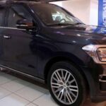 El Expedition logra entre 18 y 19 mpg combinados, ayudado por su V6 biturbo. Aun así, su gran tamaño y una transmisión pensada para remolque mantienen el consumo en niveles altos.