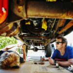 Es común que un coche usado requiera ajustes. Verificar recalls pendientes mediante el número VIN puede prevenir fallos graves. Según el modelo, algunas reparaciones son sencillas y otras exigen intervención profesional inmediata.