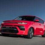 El Mazda CX-3 es otro SUV compacto que combina manejo deportivo con una gran fiabilidad. La versión de 2017 a 2020 ofrece una conducción ágil y una excelente eficiencia de combustible. Aunque su espacio interior no es tan grande como el de otros SUV, su calidad de construcción y manejo lo hacen destacar en su segmento.

Mazda es conocida por la fiabilidad de sus vehículos, y el CX-3 no es una excepción. Además, los modelos usados de estos años pueden encontrarse a un precio bastante competitivo, ofreciendo gran valor sin comprometer la calidad. Es una opción ideal para quienes buscan un SUV de bajo costo y confiabilidad.