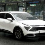 El Kia Sportage Hybrid destaca por su espacio generoso y su diseño moderno, pero la fiabilidad promedio ha sido una de sus mayores desventajas. Aunque ofrece un rendimiento adecuado y una experiencia de conducción cómoda, los ratings de fiabilidad han dejado mucho que desear, lo que pone en duda su capacidad para ofrecer un buen rendimiento a largo plazo.

A pesar de su atractiva relación calidad-precio, la fiabilidad media del Sportage Hybrid no lo convierte en una opción ideal para aquellos que buscan un SUV híbrido confiable para el futuro. Otros modelos híbridos, con mejores puntuaciones de fiabilidad, ofrecen una mejor inversión a largo plazo.