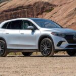 El Mercedes-Benz EQS SUV 450+ es la versión SUV del sedán eléctrico de lujo EQS, pero no justifica su alto precio de $106,400. A pesar de las características tecnológicas impresionantes, el EQS SUV es menos eficiente, menos atractivo y menos envolvente en términos de conducción que su hermano sedán. Mientras que algunos modelos como el BMW iX ofrecen más espacio y más capacidades por un precio similar, el EQS SUV parece carecer de la experiencia de lujo que uno esperaría por esa cantidad de dinero.

Comparado con opciones como el Rivian R1S, que ofrece un rendimiento superior y más capacidad off-road, el EQS SUV no se siente como una opción que valga su precio elevado.