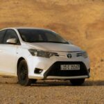 El Prius fue diseñado para eficiencia en atascos y trayectos cortos. Conduce mejor en entornos de stop-and-go. Su verdadera fortaleza es el ahorro de combustible, no la aventura ni la exploración.
