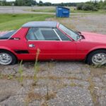 El X1/9 se manejaba como un deportivo ligero, pero sin alcanzar grandes aceleraciones. Su encanto residía en la experiencia de conducción y el estilo italiano de los años 70.