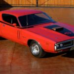 Los faros ocultos y la icónica silueta tipo “coke bottle” hacen de este Charger uno de los Mopar más reconocibles de la época. Un diseño dramático que sigue impactando hoy.