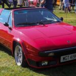 Presentado en Ginebra en 1976, el Silhouette ofrecía un techo desmontable y una estética radical. Basado en el Urraco, solo se fabricaron unas 50 unidades, lo que lo convierte en uno de los Lamborghini más raros de la historia.