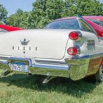 Pocos coches reflejan tan bien la locura creativa del final de los años 50 como el Dodge Custom Royal Lancer. Aletas descomunales, pintura bitono y detalles inspirados en la aviación lo hacían parecer en movimiento constante. Sus V8 de hasta 320 CV y soluciones como el cambio por botones reforzaban su carácter futurista.