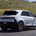 Basado en la misma plataforma que el EV6, el Ioniq 5 N alcanza 641 HP gracias al sistema N Grin Boost. Acelera de 0 a 60 mph en 3,25 segundos y mantiene la batería de 84 kWh. Su precio es de 67.575 dólares, ligeramente superior al del Kia, pero con un enfoque más radical en prestaciones.