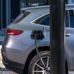 El precio de compra puede ser más alto en algunos modelos, pero el coste total de propiedad cambia el panorama. La electricidad suele ser más barata que la gasolina y el mantenimiento es menor: no hay cambios de aceite ni muchas piezas de desgaste. Además, el mercado de eléctricos usados crece y cada vez hay más opciones competitivas.