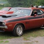El Challenger T/A 1970 nació para homologar el modelo en Trans-Am y se construyó en 2.399 unidades. Aunque usaba un small-block 340 Six Pack, su rendimiento era equivalente al de muchos big-block. Aun así, suele cotizar cerca de los 50.000 dólares, muy por debajo de otros Mopar especiales de la época.