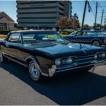 El Oldsmobile Cutlass Supreme combinó confort, lujo y prestaciones, convirtiéndose en uno de los coches más populares de Estados Unidos. Con líneas suaves, interiores cuidados y motores V8, supo adaptarse a distintas épocas sin perder su esencia. Su discontinuación dejó un vacío que un relanzamiento moderno podría llenar con facilidad.