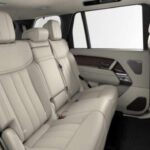 En Range Rover, los asientos monitorizan la respiración mediante sensores en la tapicería. Si detectan tensión, activan automáticamente el masaje y ajustan la presión según la postura del conductor.