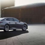 El consumo no es el punto fuerte del LS 500. La versión de tracción trasera declara 18 mpg en ciudad y 29 mpg en autopista, cifras algo inferiores a algunos rivales como el Mercedes-Benz S 500.

Incluso el híbrido apenas mejora estos números, lo que resulta decepcionante para un modelo electrificado. En generaciones antiguas con V8, el consumo es todavía más elevado.