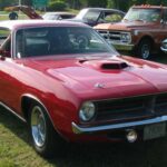 El Barracuda, o ‘Cuda, fue clave en la era de los muscle cars de finales de los 60 y principios de los 70. Su diseño agresivo y motores potentes dejaron huella, y aunque fue descontinuado en 1974, sigue siendo muy valorado por coleccionistas.