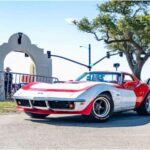 El Corvette Stingray combina líneas históricas con ingeniería moderna. Su diseño bajo y musculoso es inconfundible, mientras que el V8 6.2 litros ofrece una experiencia de conducción brutal. Es un deportivo que mantiene el ADN clásico americano, pero con tecnología y refinamiento del presente.