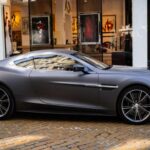 Con raíces en la competición, el V12 Vantage combina estilo y potencia. Con 700 CV y una velocidad máxima de 320 km/h, es el Vantage más rápido y potente de la historia. Este modelo representa el equilibrio perfecto entre herencia de carreras y lujo contemporáneo.