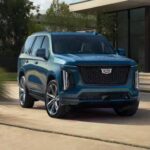 El Cadillac Escalade 2026 sigue siendo el epítome del lujo y el rendimiento en el segmento de los SUVs de tamaño completo. Con un motor V8 robusto que ofrece una aceleración fluida y la opción de un motor diésel que destaca por su impresionante autonomía y par motor para remolque, la Escalade no escatima en potencia ni confort. Su elegante interior, equipado con las últimas tecnologías de infotainment y un espacio de carga excepcional, hace de este SUV una opción ideal para aquellos que buscan una experiencia de conducción lujosa y poderosa, tanto para viajes largos como para el día a día.
