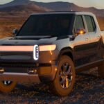Rivian ha estado en boca de todos por su innovación en el mercado de vehículos eléctricos, pero sus modelos iniciales (2022-2023) son mejor evitarlos. Aunque la marca ha recibido buenas críticas por su tecnología y diseño, los primeros modelos tienen demasiados problemas. Los propietarios han informado de fallos en casi todos los aspectos del vehículo, desde la electrónica hasta el sistema de propulsión. Los costos de reparación en caso de accidente también son altos, ya que los mecánicos tradicionales no pueden reparar estos vehículos eléctricos de alta tecnología. Además, la infraestructura de Rivian aún no está tan desarrollada como la de otros fabricantes de automóviles, lo que agrava aún más los problemas de fiabilidad.