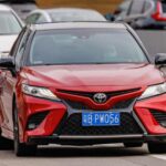 El Toyota Camry ha sido durante mucho tiempo sinónimo de fiabilidad y durabilidad. Este sedán mediano es conocido por ser una de las opciones más confiables en el mercado de vehículos, con un costo de mantenimiento bajo y pocas necesidades de reparación. Con un alto valor de reventa y la reputación de Toyota por su fiabilidad, el Camry es una opción práctica y rentable para familias y conductores que buscan un coche que dure muchos años sin problemas. La longevidad del Camry lo convierte en una inversión inteligente para quienes buscan una experiencia de conducción sin complicaciones.