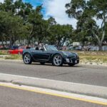El Saturn Sky Red Line fue un roadster inesperadamente competente, con un motor turbo de 260 CV y un diseño afilado de inspiración europea. Compartía plataforma con el Pontiac Solstice, pero la desaparición de la marca Saturn acabó enterrando su legado. Hoy es uno de esos deportivos que casi nadie recuerda, pese a ofrecer prestaciones dignas de modelos mucho más caros.