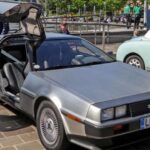 El DeLorean DMC-12 destacó más por su diseño futurista que por sus prestaciones, pero nadie esperaba que se convirtiera en un icono cultural y automovilístico. Su carrocería de acero inoxidable y puertas de ala de gaviota lo hicieron inconfundible. Aunque tuvo problemas de calidad y rendimiento, hoy es un clásico imprescindible gracias a su singularidad y legado cultural.