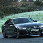 El BMW i4 es el modelo más premium del listado y respalda su precio con una fiabilidad del 96,8%. Disponible con diferentes configuraciones mecánicas y baterías de hasta 80,7 kWh, puede alcanzar hasta 371 millas de autonomía. Su combinación de calidad, rendimiento y solidez lo sitúa entre los mejores eléctricos del mercado.