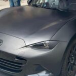 El Mazda MX-5 Miata demuestra que la fiabilidad no está reñida con la diversión. Su bajo peso, su mecánica atmosférica y su planteamiento sencillo lo convierten en uno de los deportivos más fiables del mercado. Es un coche pensado para durar, siempre que se respete su mantenimiento básico.