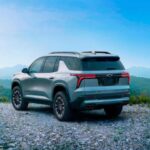 La Chevrolet Traverse 2026 ($40,800) sigue la línea de diseño elegante que se introdujo con su actualización de tercera generación en 2024. Sin embargo, el modelo 2026 trae mejoras sutiles pero significativas, como la inclusión de un espejo retrovisor con cámara opcional en el Paquete de Confianza del Conductor para la versión LT. También incorpora una nueva tarjeta llave para funciones de entrada y arranque sin llave. Con más características de serie y una cabina más moderna, el Traverse 2026 ofrece una excelente relación calidad-precio, brindando comodidad, tecnología y un interior bien diseñado para familias.