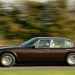 El Monica 560 aspiraba a ser el heredero espiritual del Facel Vega. Su desarrollo fue complejo, pasando de un modesto cuatro cilindros a un poderoso V8 de origen racing. El resultado fue un gran turismo familiar exclusivo, rápido y refinado, aunque condenado por los retrasos y los costes a convertirse en una rareza histórica.