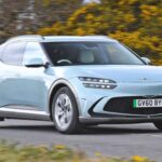 El Genesis GV60 toma como base al Kia EV6, pero añade un nivel extra de refinamiento. Su interior es de los más cuidados del segmento, con materiales de alta calidad y un equipamiento de serie muy completo. Ofrece hasta 321 millas de autonomía y una carga ultrarrápida que permite pasar del 10 al 80 % en apenas 20 minutos. Es más caro que algunos rivales, pero justifica su precio con lujo y tecnología.