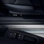 El MINI Paul Smith Edition es una edición muy limitada, con solo 100 unidades disponibles en España. Los precios se sitúan entre 40.770 USD y 42.150 USD, reflejando la exclusividad, el diseño y la avanzada tecnología que incorpora.