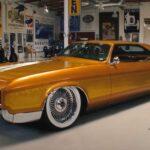 El Buick Riviera '66 ofrece un lienzo perfecto para modificaciones lowrider. Con su capó largo y líneas elegantes, permite personalizar pintura, instalar suspensiones hidráulicas y añadir detalles exclusivos que distinguen cada vehículo. Su diseño combina elementos europeos y americanos, convirtiéndolo en un clásico elegante y llamativo dentro de la cultura lowrider.