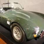 El Mark III integró el legendario motor Ford 427 ci, con hasta 485 hp. Shelby renovó la suspensión para soportar la potencia extra, convirtiendo al Mark III en la versión más extrema y rara de la saga, con solo 56 unidades producidas. Hoy, un original puede superar los 1,8 millones de dólares en subastas.