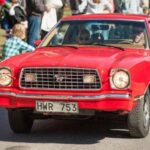 El Mustang II simbolizó la era Malaise de los 70. Basado en el Ford Pinto, ofrecía motores 2.3L I4, 2.8L V6 y 4.9L V8 de bajo rendimiento: apenas 92, 105 y 140 hp, respectivamente. Su aceleración era lenta y la experiencia de manejo decepcionante. A pesar de haberse producido más de 1,1 millones de unidades, hoy es casi imposible encontrar uno en buenas condiciones y su valor como inversión es mínimo.