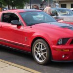 Décadas después, el apellido Shelby regresó con el GT500 moderno. Con 500 CV sobrealimentados y un diseño que fusionaba nostalgia y músculo contemporáneo, este modelo revitalizó el mito para una nueva generación. No era un homenaje vacío: era un verdadero muscle car moderno, rápido, agresivo y orgulloso de su herencia.