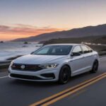 El Jetta GLI combina motor turbo con amortiguadores adaptativos y ajuste europeo. Ronda los 32.000, tiene buen baúl y sirve tanto para el día a día como para tandas. La confiabilidad reciente es irregular, pero su carácter sigue siendo atractivo.