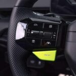 Cada versión integra un modo GT que afina acelerador, dirección y suspensión electrónica. Se suma vectorización de par eléctrica, un sistema de cambio virtual y un generador de sonido activo que devuelve emoción al silencio típico de los eléctricos, reforzando la implicación del conductor.