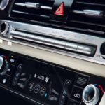 El G70 2.5T seguirá entregando 304 caballos, mientras que el 3.3T turbo mantendrá sus 370 CV y 52,0 kgf·m de par. Son cifras idénticas a las actuales, lo que confirma que Genesis apuesta por continuidad mecánica y refinamiento, no por una escalada de potencia.