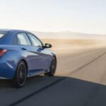 Parece un reto. El sonido roza lo exagerado, pero funciona. Dirección rápida, suspensión inquieta, orgulloso y caótico a la vez. O lo amas o deseas que se calme. Es rápido y no le importa si lo tomas en serio.