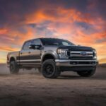 La Silverado 2500HD con motor diésel tira sin fin. Su Duramax suena firme y constante, transmite sensación de camioneta de rancho auténtica. La cabina es amplia y funcional. Es una inversión fuerte, pero diseñada para durar.