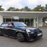 La puesta a punto de la suspensión define aún más la experiencia. Es firme sin resultar incómoda, con un balanceo mínimo incluso en conducción enérgica. El viento y el ruido de rodadura están bien controlados, reduciendo la percepción de velocidad. A pesar de su tamaño, la combinación de alto rendimiento y chasis afinado multiplica el placer al volante. La nota del escape termina de sellar la experiencia.