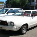 Llamarlo clásico requiere contexto. Ford redujo el Mustang al tamaño de un Pinto justo cuando la gasolina se disparó. El cuatro cilindros base apenas ofrecía 88 CV.
Pero vendió más de un millón en cuatro años. Representa el momento en que la industria tuvo que cambiar o morir. El Mustang II fue supervivencia pura.